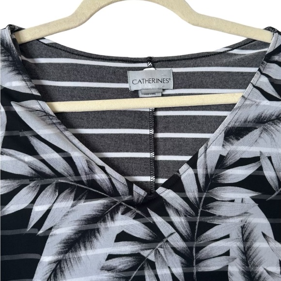 ❤️* CATHERINE'S BLACK/GRAY TROPICAL PRINT TOP w/att Cami/Tank PLUS SIZE: 2X - Picture 2 of 8